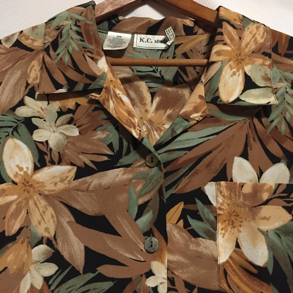 •💥Floral print blouse from K.C. Studio💥 - Picture 3 of 8